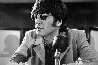 John Lennon durante una rueda de prensa en el aeropuerto de London.