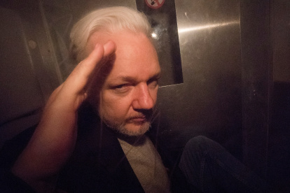 Julian Paul Assange, ​ conocido como Julian Assange, es un programador, periodista y activista de Internet australiano conocido por ser el fundador, editor y portavoz del sitio web WikiLeaks.