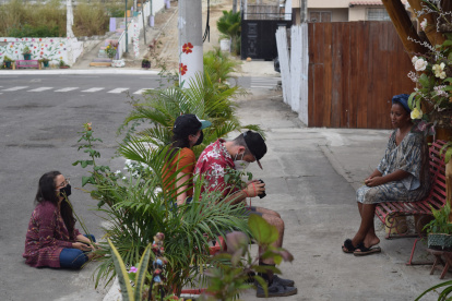 Los estudiantes de la Universidad Casa Grande en medio de las filmaciones.