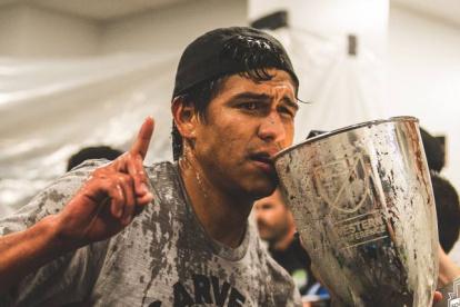 Xavier Arreaga, defensa ecuatoriano de los Sounders, celebra el título de conferencia.