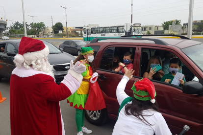 Los estudiantes del Liceo Panamericano entregaron sus pedidos a Papa Noel.