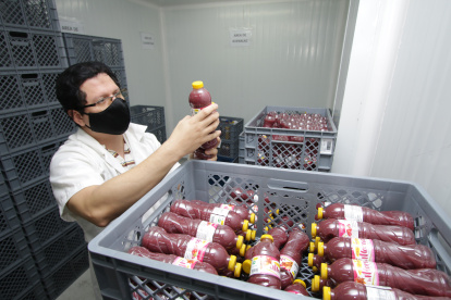 La Morada vende principalmente colada morada todo el año.

PERIODISTA : JUAN DANIEL PONCE 

FECHA : 17/11/2020 

Agencia (ag-extra)