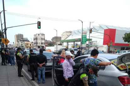 Uno de los operativos que se realizan en Guayaquil por el incremento de la inseguridad.