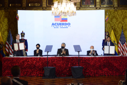 Robert Lighthizer e Iván Ontaneda sostienen los documentos del acuerdo firmado ayer.