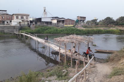 Movilidad. El puente de caña de Yurima que sirve solo durante el verano y que es hecho por los habitantes.