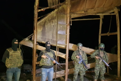 Vigilancia. Militares resguardan el campamento destinado a la minería Ilegal en Puerto Libre, Sucumbíos.