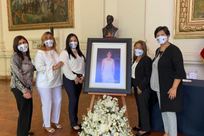 Integrantes del Cepam junto a Petita y su familia, luego de las disculpas del Estado.