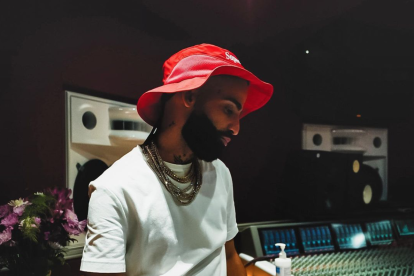 Es estadounidense de origen puertorriqueño y dominicano.​