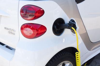 El proyecto busca impulsar el uso de automóviles eléctricos para el transporte público.