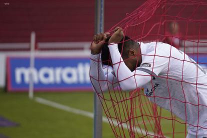 Rodrigo Aguirre se lamenta tras perder una ocasión de gol para Liga de Quito.