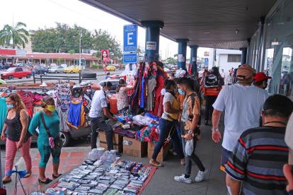 La Alborada. En los exteriores del centro comercial Plaza Mayor, este es el ambiente que se vive a diario. En el sitio, pese a los operativos municipales que se han hecho, los comerciantes no se retiran.