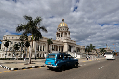 El sector turístico es la principal fuente de ingresos privados y estatales de la isla. Los sectores estratégicos siguen restringidos.