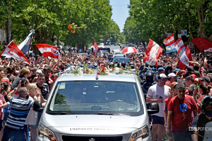 Hinchas de Estudiantes de La Plata despiden a Alejandro Sabella.