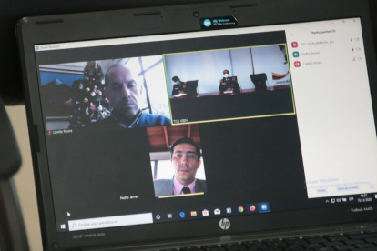 Sanción. El general David Proaño, exdirector del Isspol, siguió vía Zoom la lectura de la sanción administrativa.