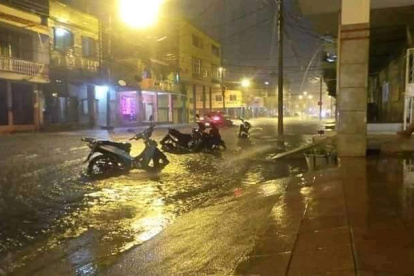 Algunas calles de Babahoyo se convirtieron en ríos tras la primera lluvia fuerte de diciembre de2020.