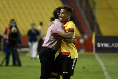 Fabián Bustos (i) disfruta del buen momento que vive con Barcelona.