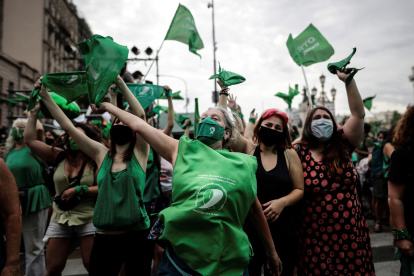 Celebraciones en Buenos Aires después de que la Cámara de Diputados de Argentina aprobara proyecto de ley a favor del aborto.