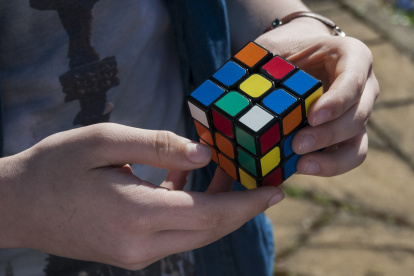 Niño juega con el cubo de Rubik