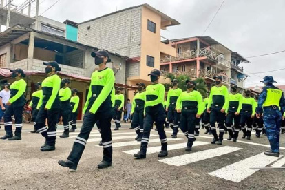 Los agentes voluntarios de Montañita que ahora controlarán el tránsito en el lugar.