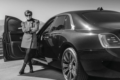 Kriss Jenner al lado de su regalo de Navidad.