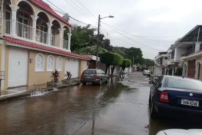 Por la fuga de agua de un tubo roto varias ciudadelas del sur están sin el servicio del líquido.