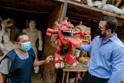 El vicealcalde de Guayaquil, Josué Sánchez, realiza un recorrido en la calle 6 de Marzo.