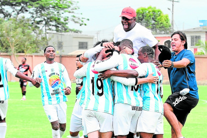 Los integrantes del Santos festejan el tanto anotado por Parrales y que puso al equipo en la siguiente ronda del torneo.