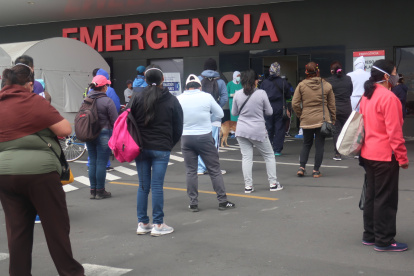 Una fila fuera de una farmacia en Quito en busca de medicamentos.