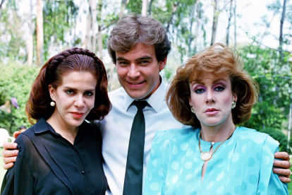 Renata (izquierda) junto a los actores Guillermo Capetillo y Laura Zapata.
