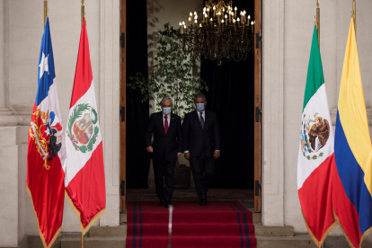 El presidente de Chile, Sebastián Piñera (i), llega hoy junto a su homólogo colombiano, Iván Duque (d), a una rueda de prensa con motivo de la XV Cumbre de la Alianza del Pacífico, en el Palacio de La Moneda en Santiago (Chile).