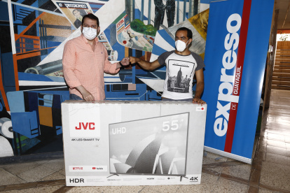 Ganador. El gerente de Mercadeo de EXPRESO, Iván Varela, durante la entrega del televisor a Isaías Manzo.