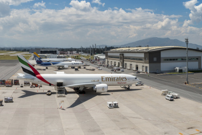 En el aeropuerto de Quito se adecuan los cuartos fríos para que puedan receptar las dosis de vacunas a -70° para las fabricadas por Pfizer..