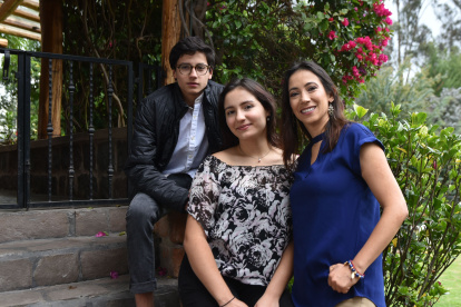 Gabriela Larreátegui junto a sus hijos.