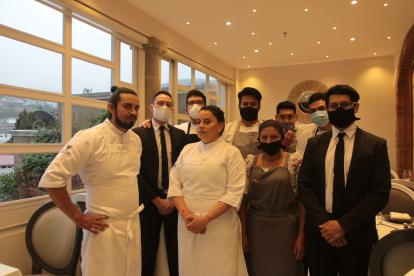 Menos de una decena de chefs, someliers y meseros son parte del selecto equipo de este restaurante.