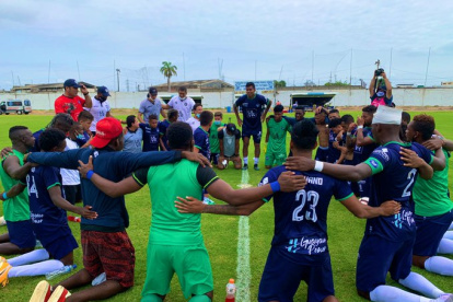 Los jugadores del Guayaquil Sport se reunieron en el centro de la cancha para orar y agradecer por el ascenso