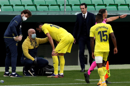 El ecuatoriano Pervis Estupiñán (15) luce una venda en el muslo izquierdo mientras se retira de la cancha