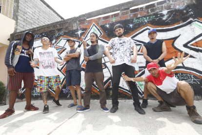 Organización. Jaime Figueroa, líder del Templo del Hip Hop (tercero de derecha a izquierda), junto a algunos socios.