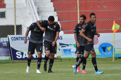 Los jugadores albos festejan el segundo gol de Rodrigo Aguirre, que sirvió para el empate transitorio