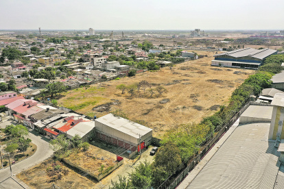 TOMA AEREA DE LA ZONA PANORAMA DE DURAN DONDE LOS HABITANTES SE QUEJAN POR LAS EMPRESA QUE HAY EN EL LUGAR 9 DE DICIEMBRE DEL 2020 GUAYAQUIL-ECUADOR