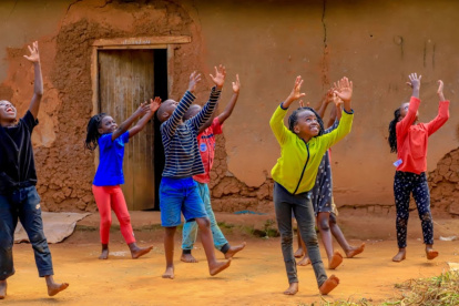 Algunos de los niños del refugio en uno de su última creación audiovisual.