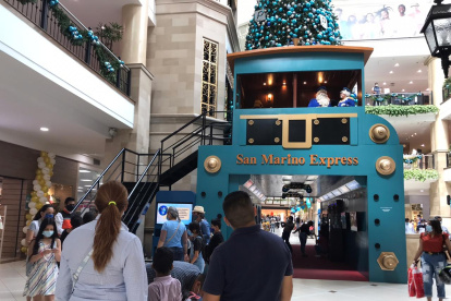 Papá Noel y Mamá Noela en el centro comercial San Marino Shopping.