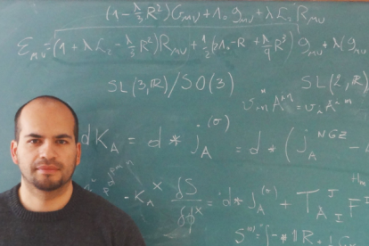 El investigador de la Universidad de Las Américas, Oscar Lasso, es el único en Ecuador que investiga los agujeros de gusano.