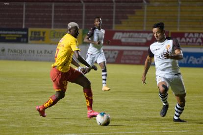 Gabriel Marques (d) salió lesionado en la derrota que Barcelona sufrió ante Aucas.