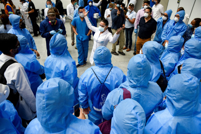 Médicos y trabajadores de salud se preparan en un improvisado hospital en el Centro de Convenciones en Guayaquil.