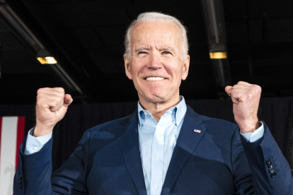 El candidato demócrata Joe Biden saluda a sus simpatizantes el 3 de frebrero de 2020, durante el caucus de Iowa, en Des Moines (EE.UU.).