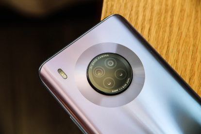 El Huawei Y9a cuenta con un total de cuatro cámaras en su parte trasera, con la cámara principal luciendo un sensor de imagen de 64MP.