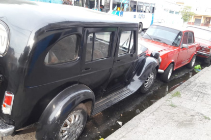 Los autos, entre ellos un Ford 1934, se exiben en la populosa barrida de la 24 y San Martín.