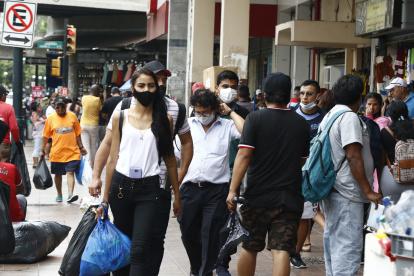 Transeuntes usan mascarillas durante su paso por la Bahía.