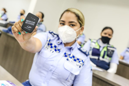 164 agentes civiles de tránsito recibieron este botón para tener más seguridad cumpliendo su trabajo.