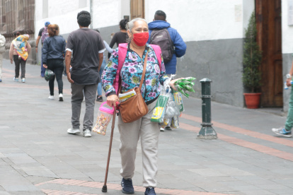 Mujeres durante sus labores de trabajo en el centro histórico.